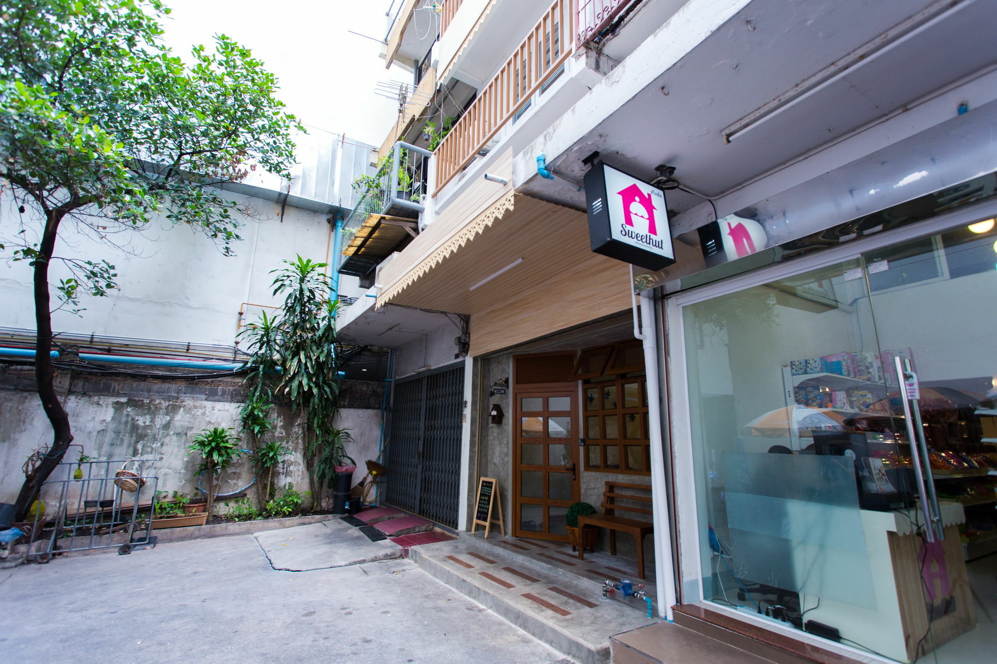 Tini Kati Hostel Bangkok Exterior photo